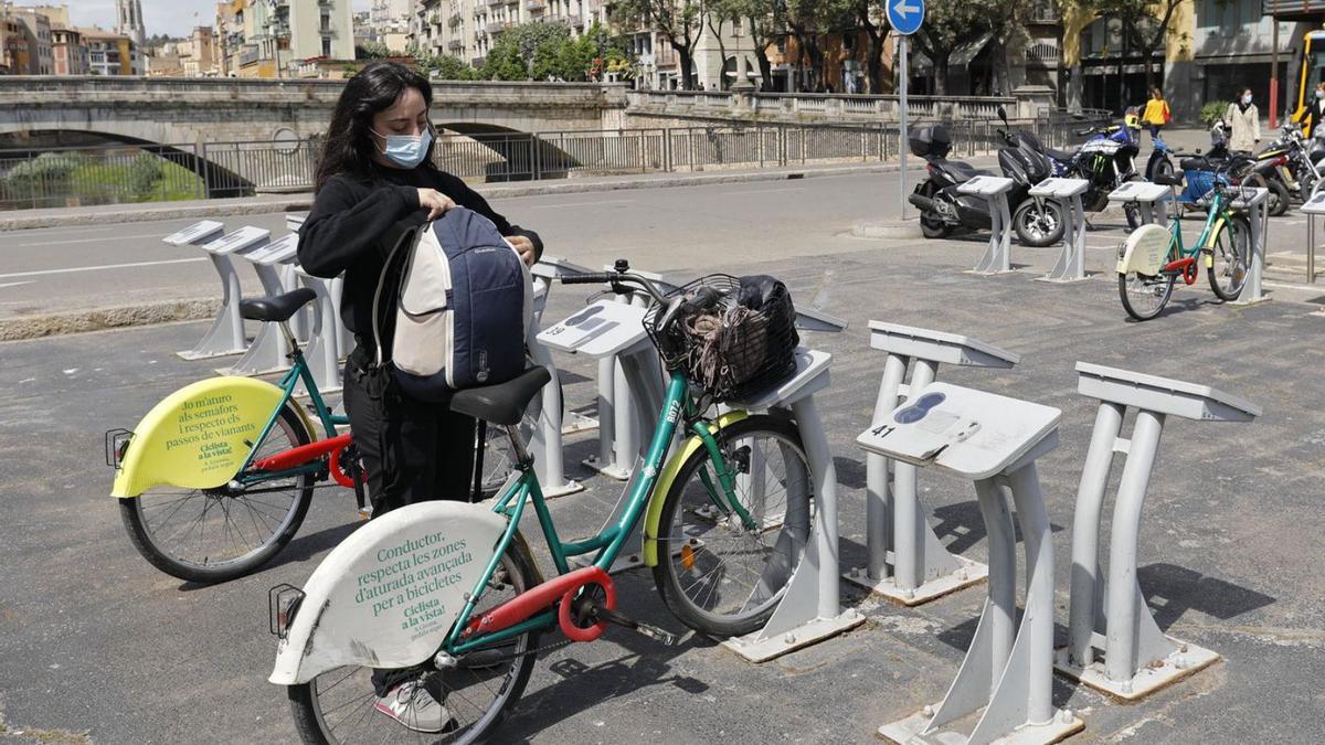 Una noia a l’estació de la girocleta de la plaça Catalunya. | ANIOL RESCLOSA