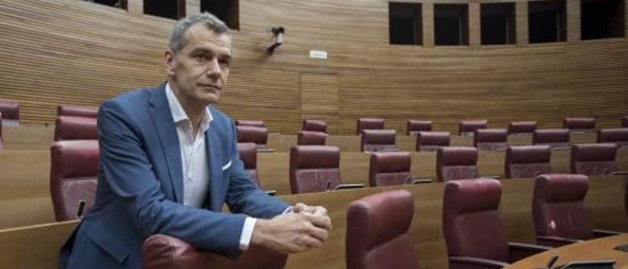 El líder de Ciudadanos, Toni Cantó, en su escaño de síndic en las Corts Valencianes antes de la entrevista.