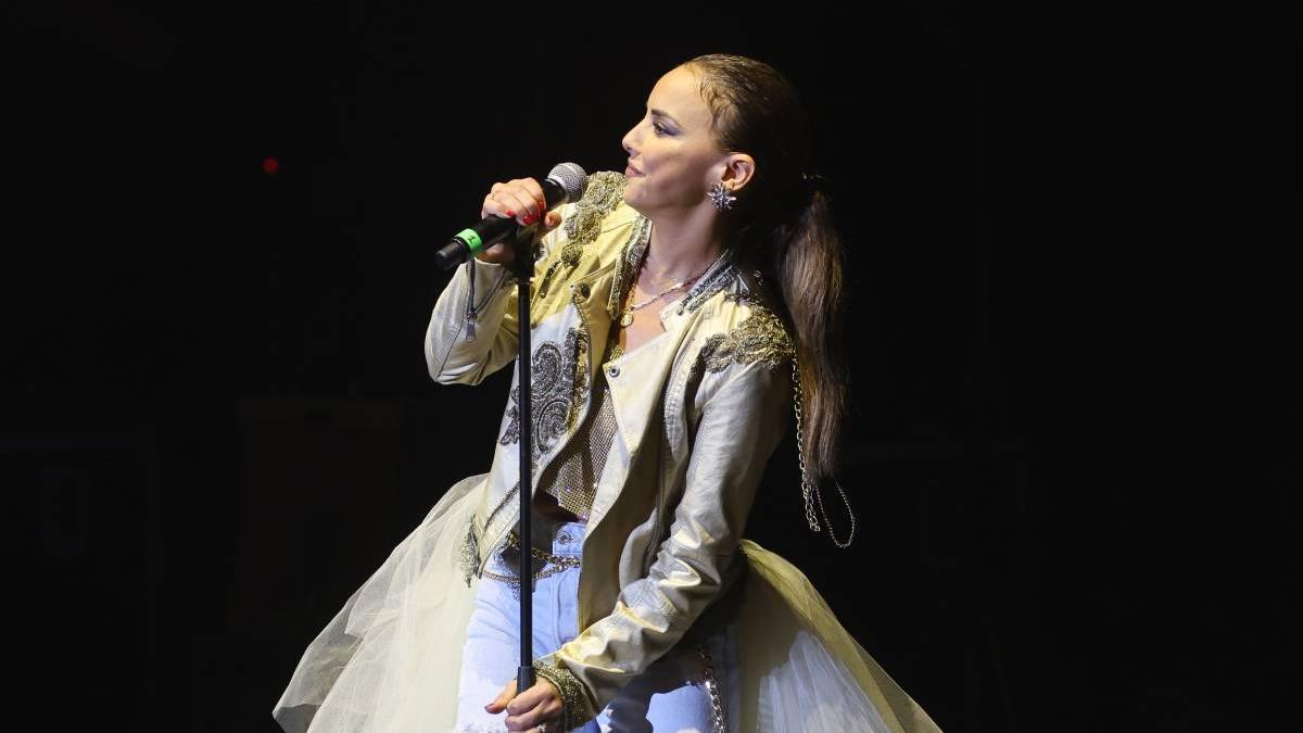 Chenoa con cola de vestido de novia en su vuelta a los escenarios