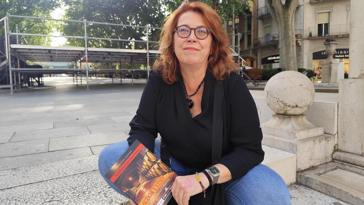 Marta Grau Quintana amb la seva primera novel·la publicada, 'Sangre, sudor y vino', a la Rambla de Figueres.