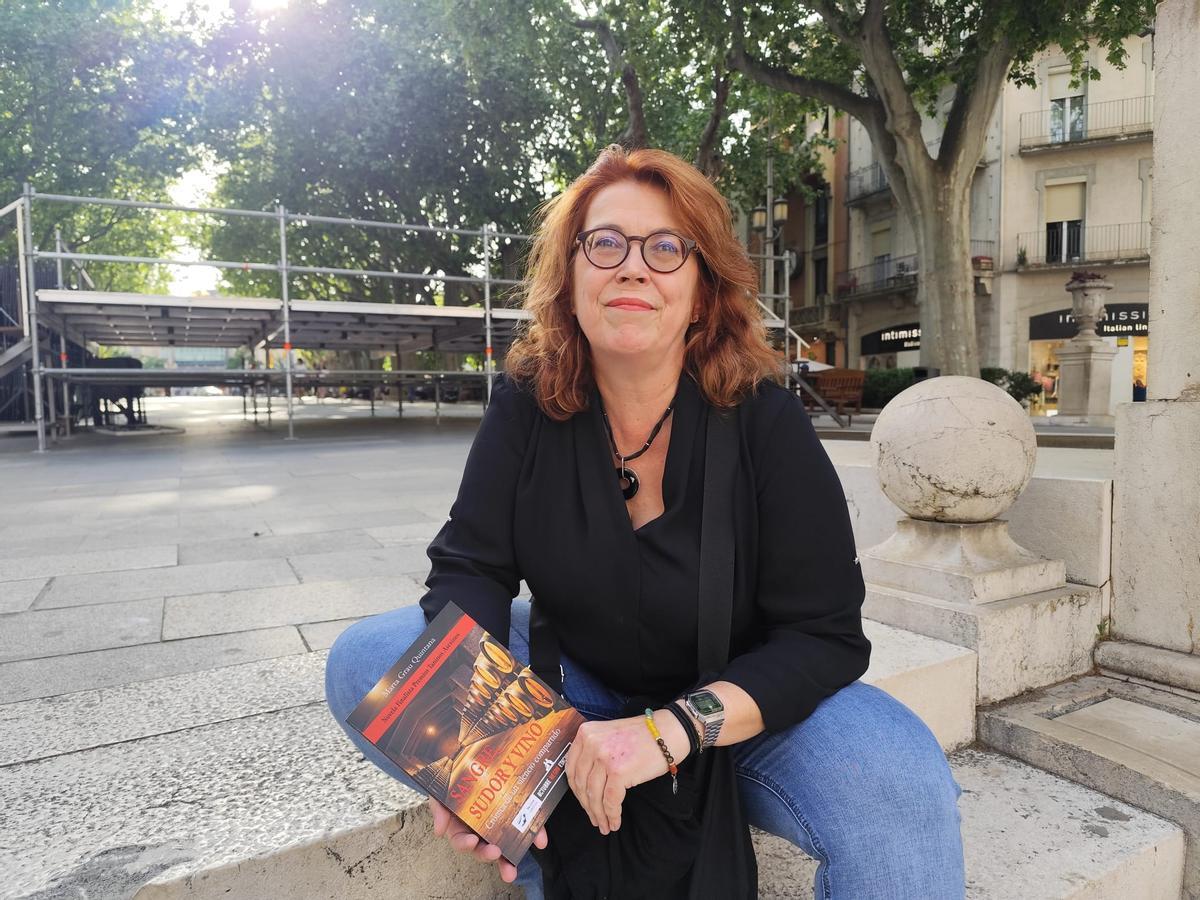 Marta Grau Quintana amb la seva primera novel·la publicada, 'Sangre, sudor y vino', a la Rambla de Figueres.