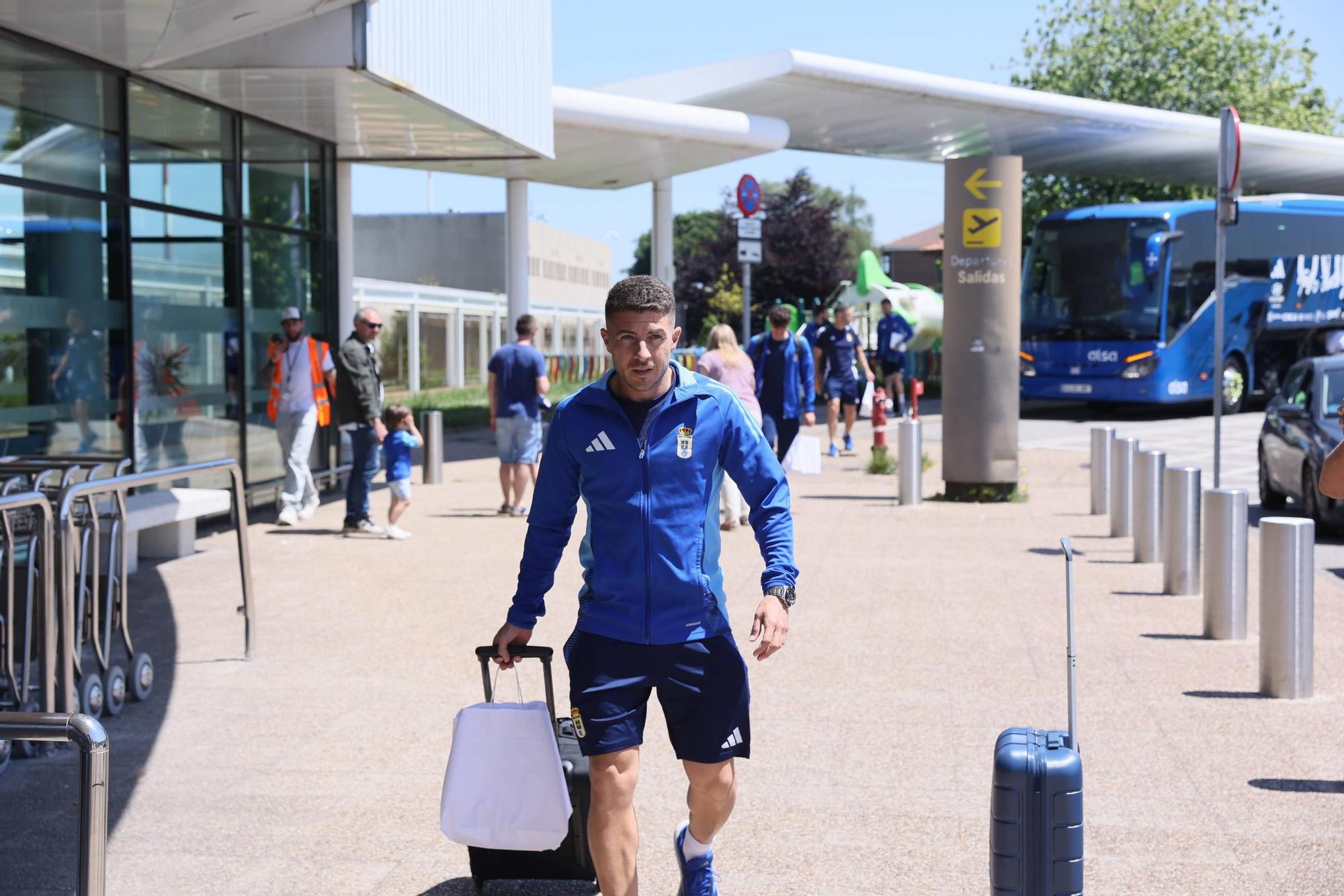 En imágenes: así fue la despedida de la afición azul al Real Oviedo en el Aeropuerto de Asturias