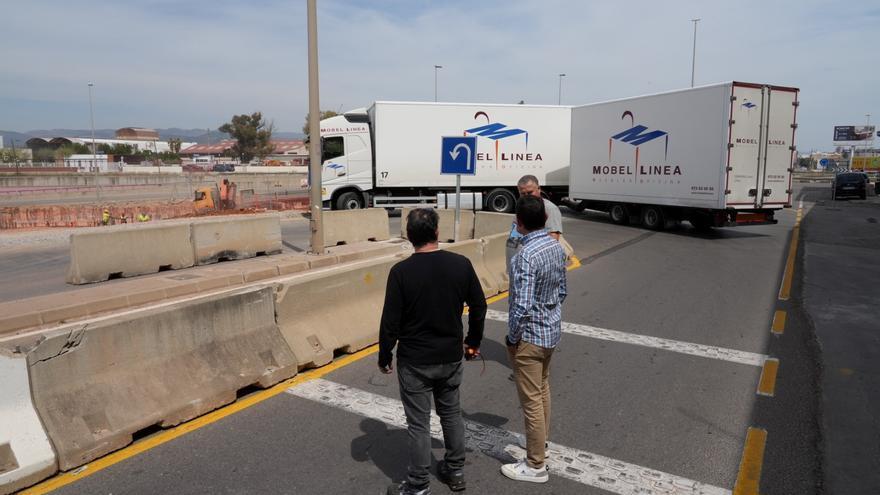 Otro incidente en los desvíos de la avenida València de Castelló: queda atrapado un camión articulado