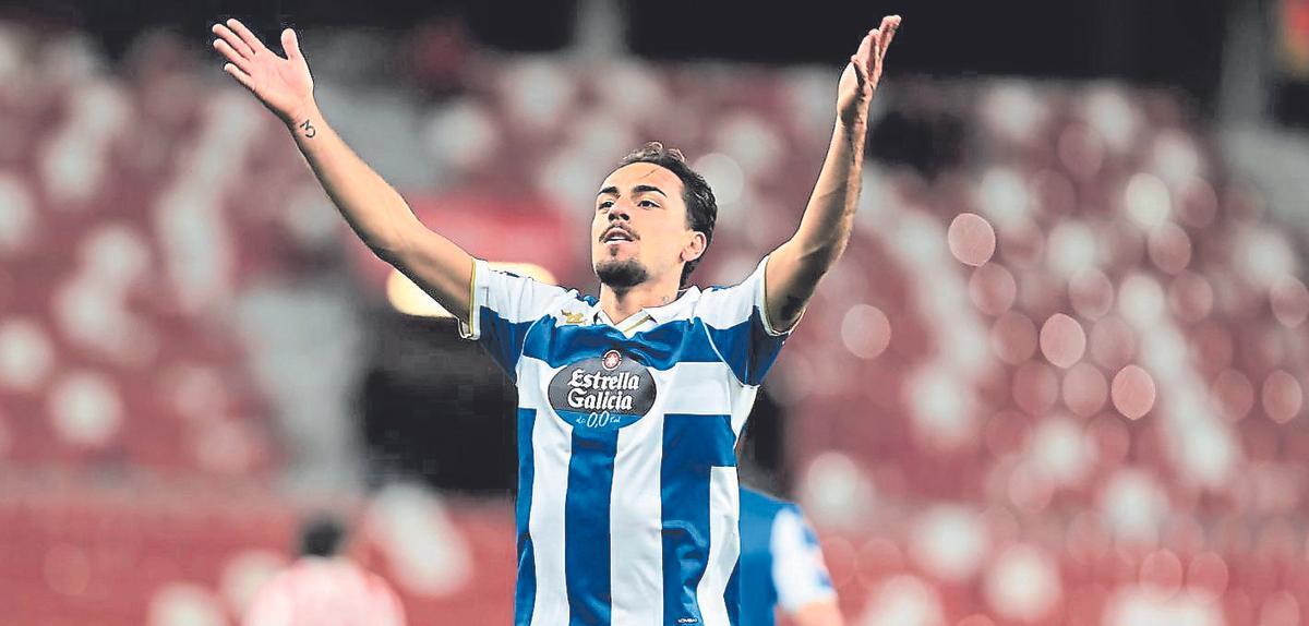 Giacomo Quagliata abraza a Álvaro Ferllo tras el pitido final del partido ante el Leganés.
