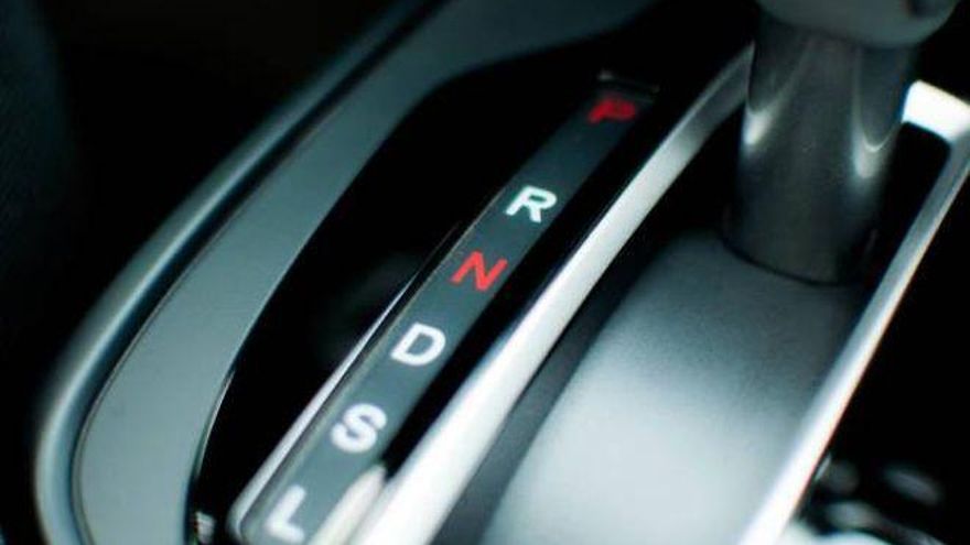 Esto es lo que significan las letras en el cambio automático de un coche