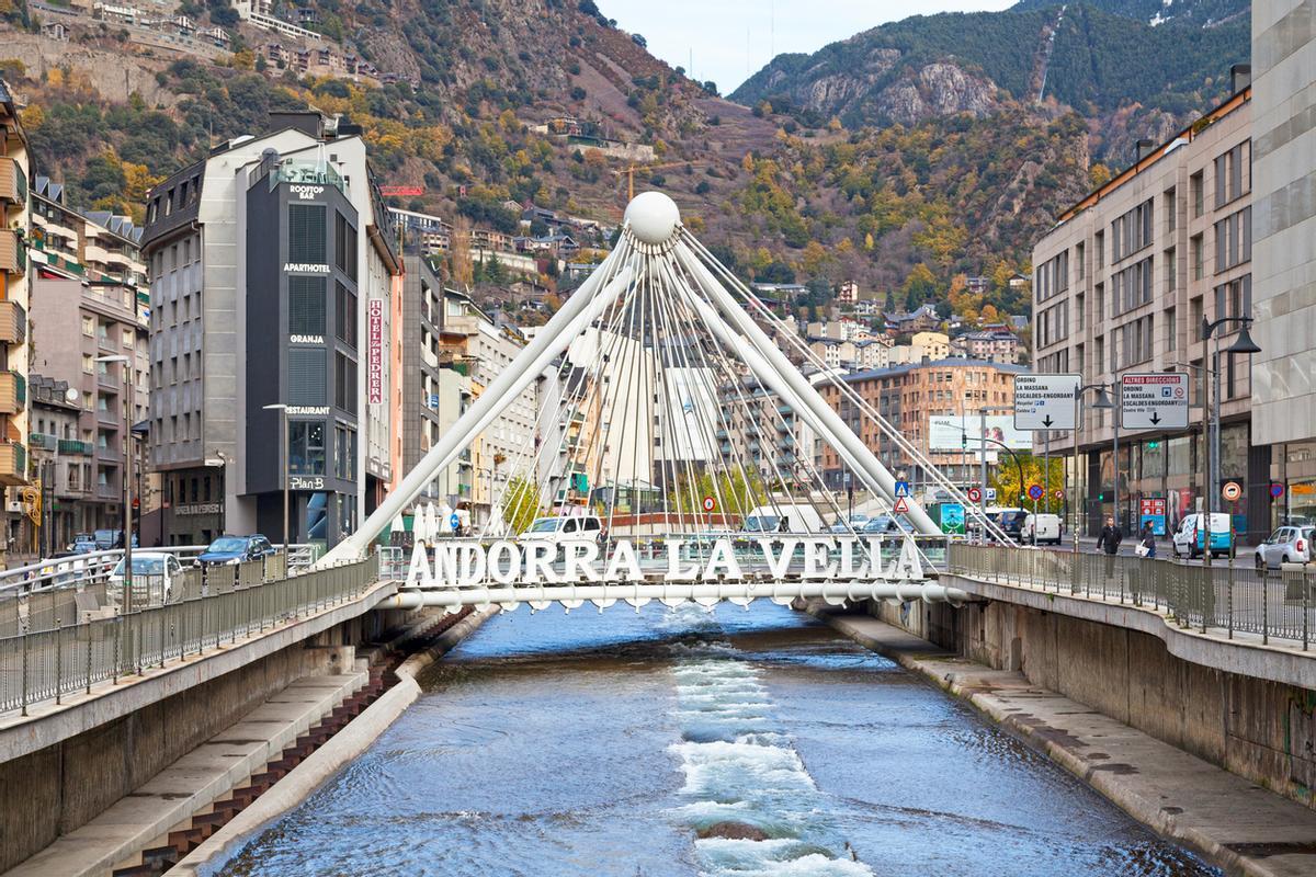 El Puente de París es una de las principales insignias de la ciudad