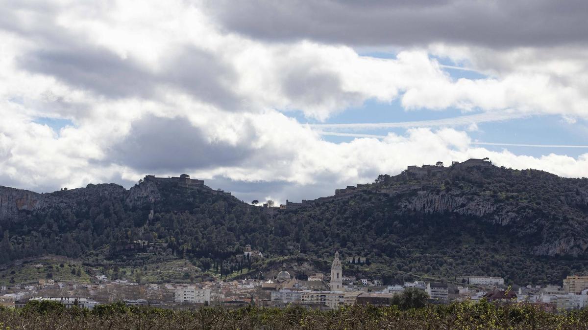 Vista de Xàtiva y su castillo