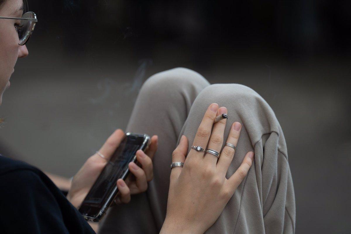 Una joven con un cigarrillo.
