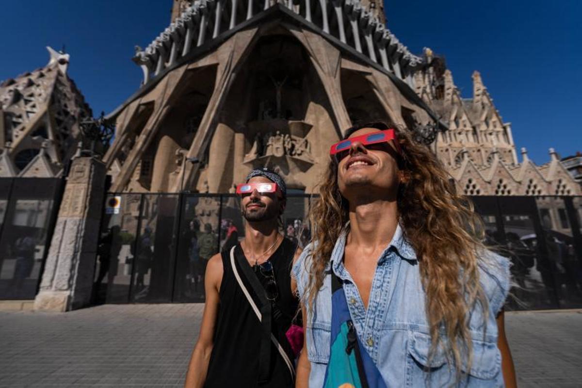 Imágenes de personas que se preparan para vivir el Eclipse desde Barcelona. Imágenes de personas que se preparan para vivir el Eclipse desde Barcelona.