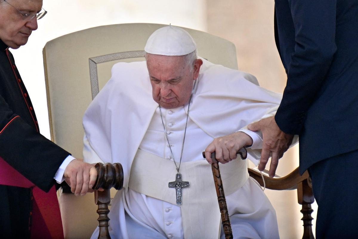 El Papa Francisco es ayudado a levantarse de su asiento al final de la audiencia general, el pasado 8 de junio..