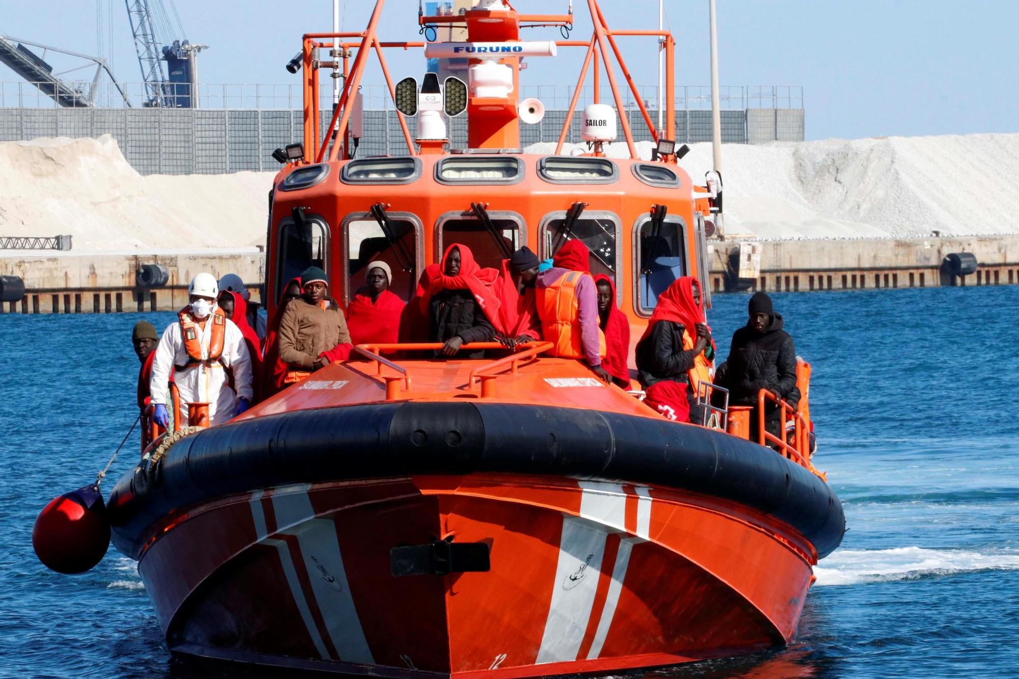Salvamento Marítimo rescatando a decenas de migrantes en la costa de Almería, en una operación de 2019