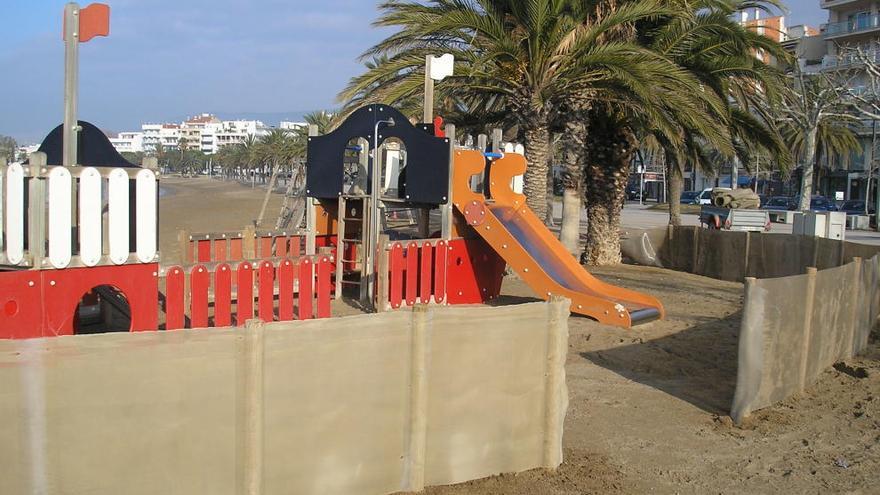 La platja Nova amb les proteccions.