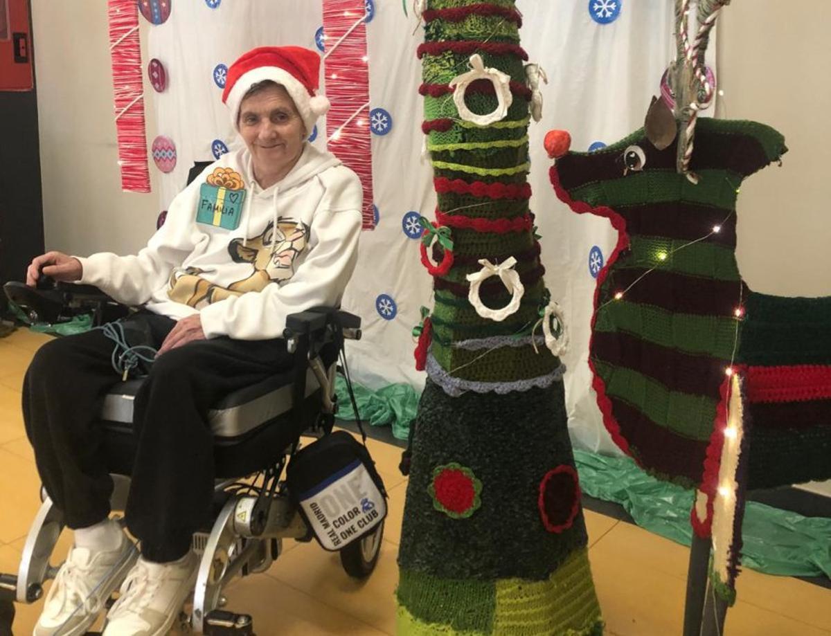 En el vídeo se repartieron broches con mensaje. |  DomusVi