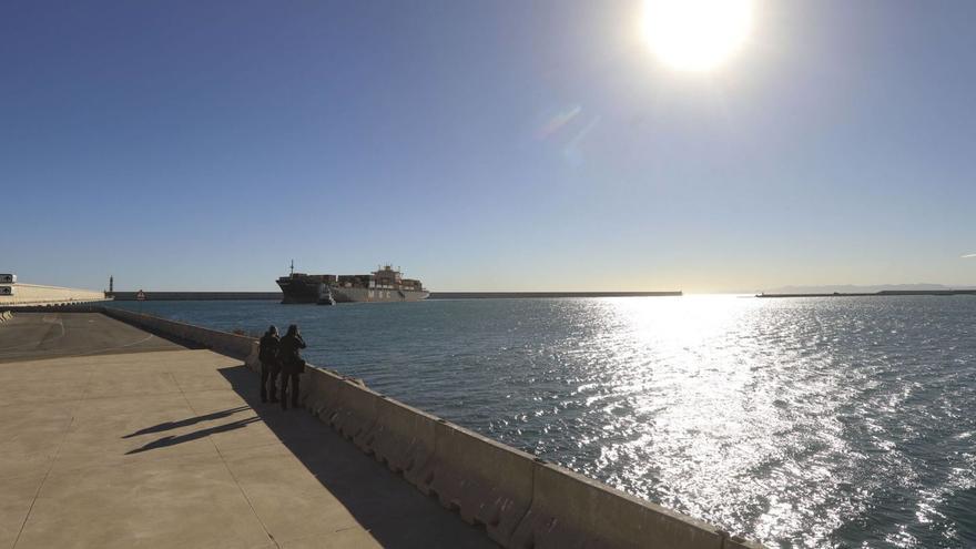 Un barco de la naviera MSC
fondeado en aguas abrigadas
de la ampliación norte, en
tareas de reparación.  d.tortajada