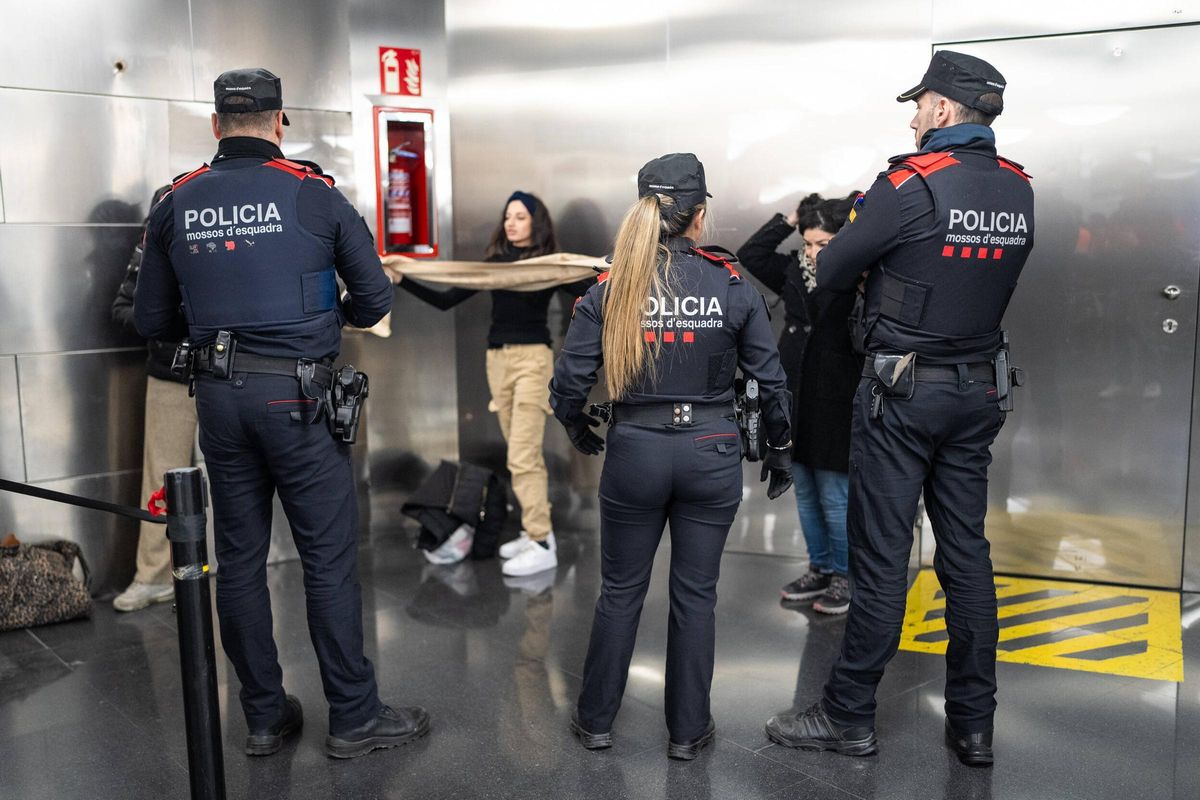 Macrodispositivo de Mossos junto a seguridad de TMB en el Metro de Barcelona