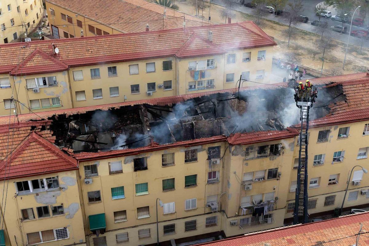 Un incendio en el barrio Miguel Hernández de Alicante deja tres vecinos y seis policías atendidos por inhalación de humo
