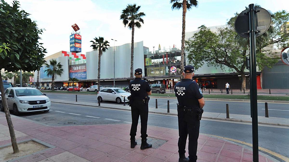 Agentes de Policía Local de Murcia vigilan la zona para evitar nuevos altercados | JUAN CARLOS CAVAL