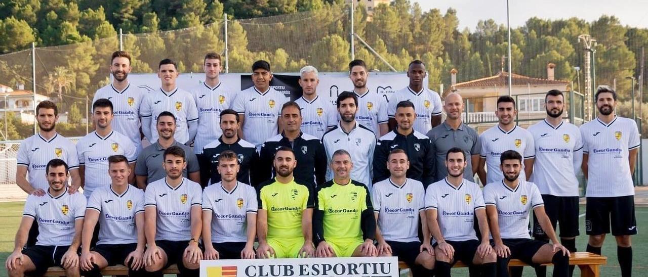 Foto oficial de jugadores, técnicos, dirigentes y auxiliares del CE la Font el día de su presentación