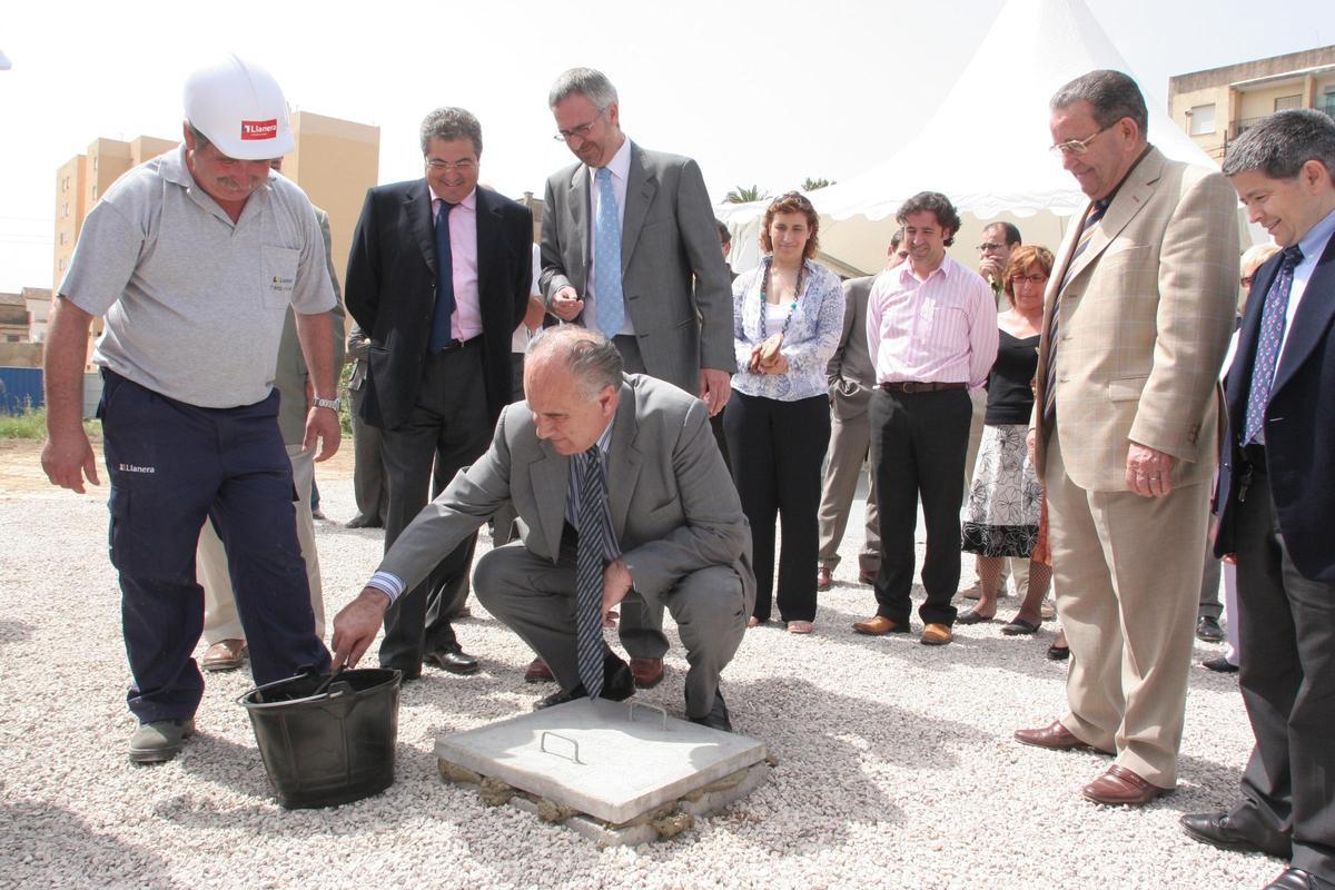 El exconseller Rafael Blasco coloca la "primera piedra" del proyecto de VPO en l'Alcúdia de Crespins.
