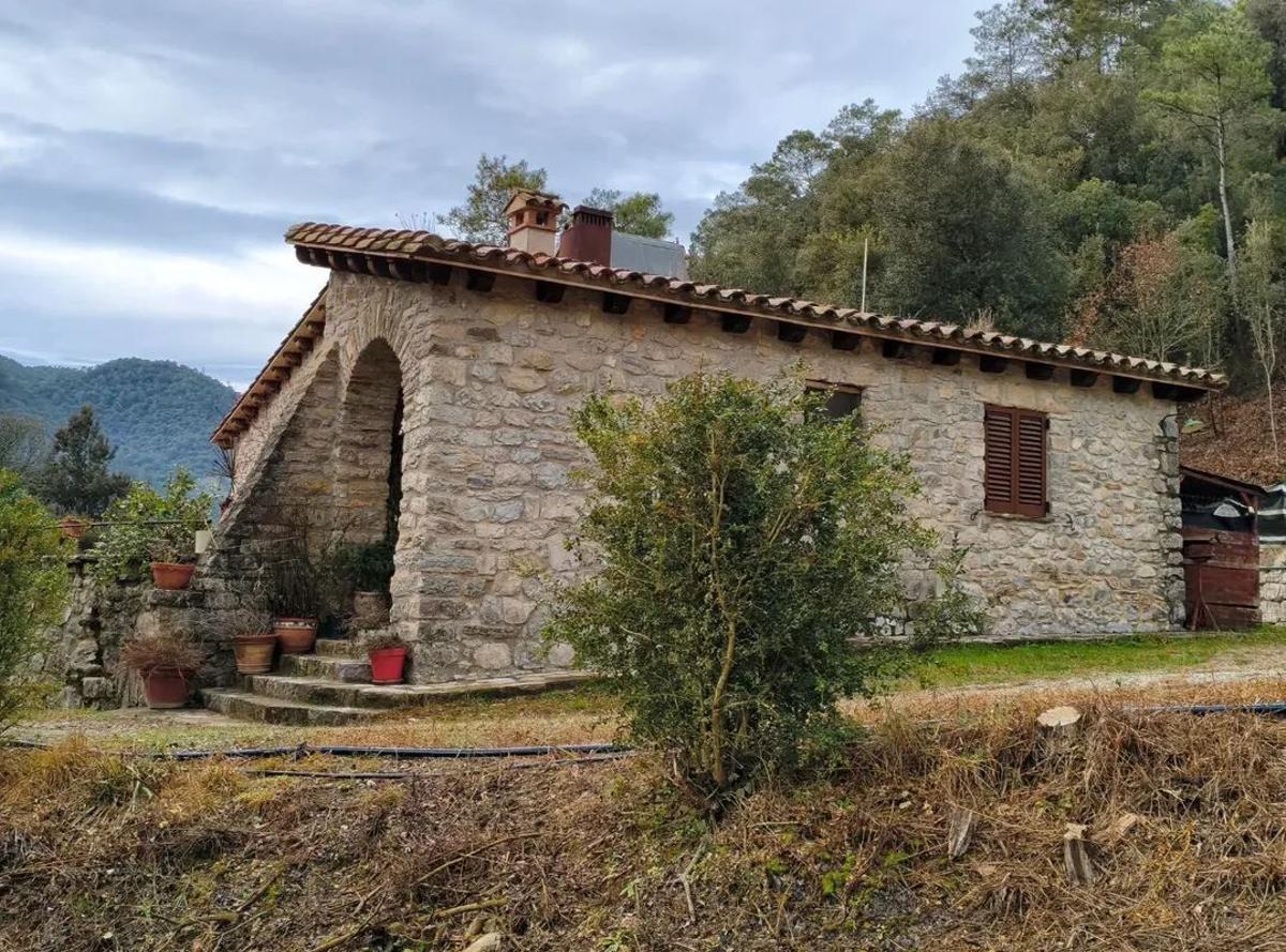 La casa restaurada de piedra dispone de tres habitaciones