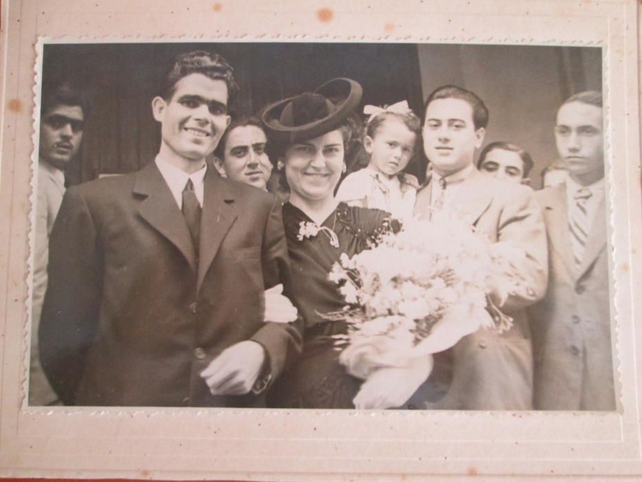 Foto de boda de Joaquín Sansano Martínez y Josefina Soler López, en S. Juan, el 24 de junio de 1948.