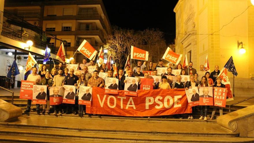 Los socialistas tras la pegada de carteles de ayer jueves.