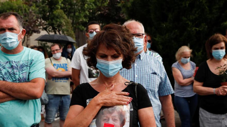 Familiares y amigos participan en un homenaje a las personas que murieron por coronavirus en Leganés.