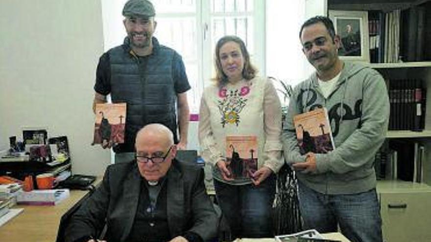 El deán, en 2019, firmando el reconocimiento jacobeo del Camiño da Geira ante Carlos da Barreira, María Neira y Jorge Fernández. |