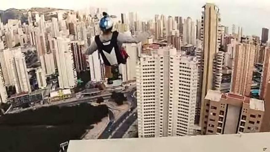 Uno de los saltadores se lanza desde un edificio