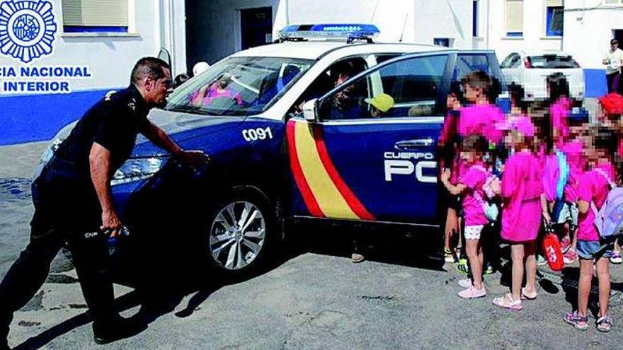 Niños de colonias visitan la comisaría de la Policía Nacional