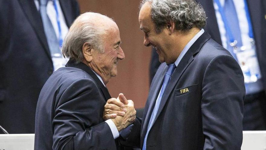 Blatter, a la izquierda, y Platini se saludan en el congreso de la FIFA del pasado mes de mayo.