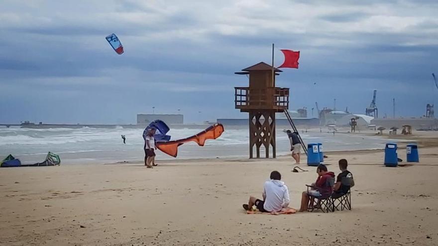 Veinticinco multas de 150 euros por bañarse con bandera roja en Sagunt