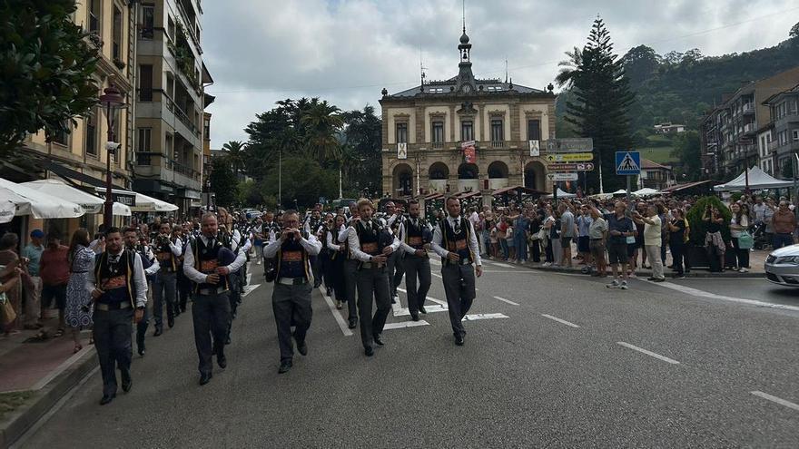 La Bagad Kemper de Bretaña, protagonista por las calles de Villaviciosa en el Festival Internacional de la Gaita