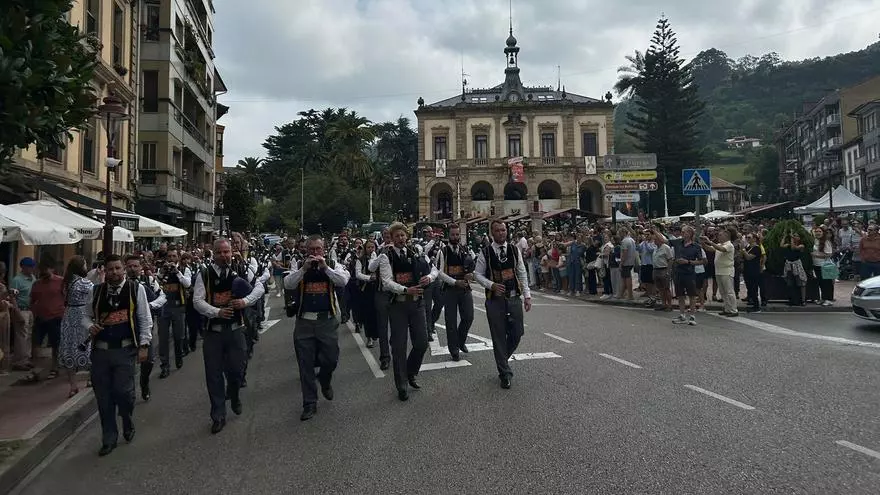 VIDEO: Pasacalles de la Bagad Kemper de Bretaña en el Festival de la Gaita en Villaviciosa