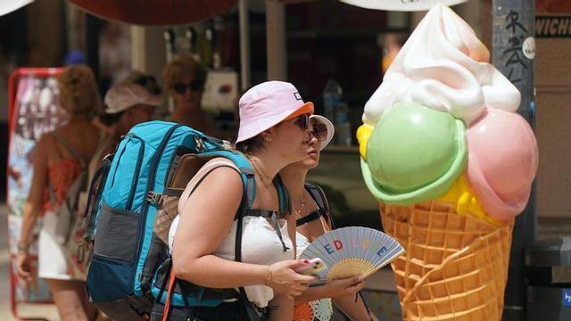 Turistes pels carrers de Màlaga amb altes temperatures en imatge d’arxiu.