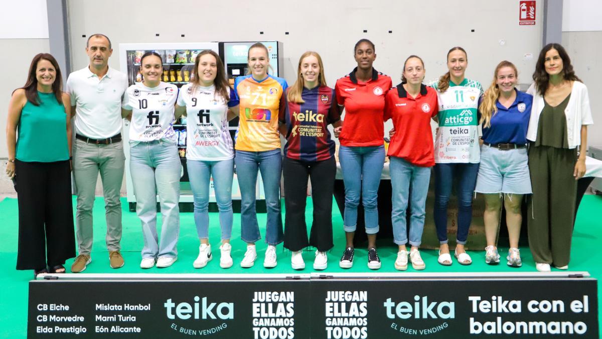 Las capitanas de los seis equipos junto a los representantes de Teika
