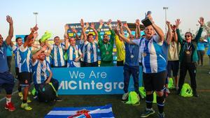 Los campeones celebran el título