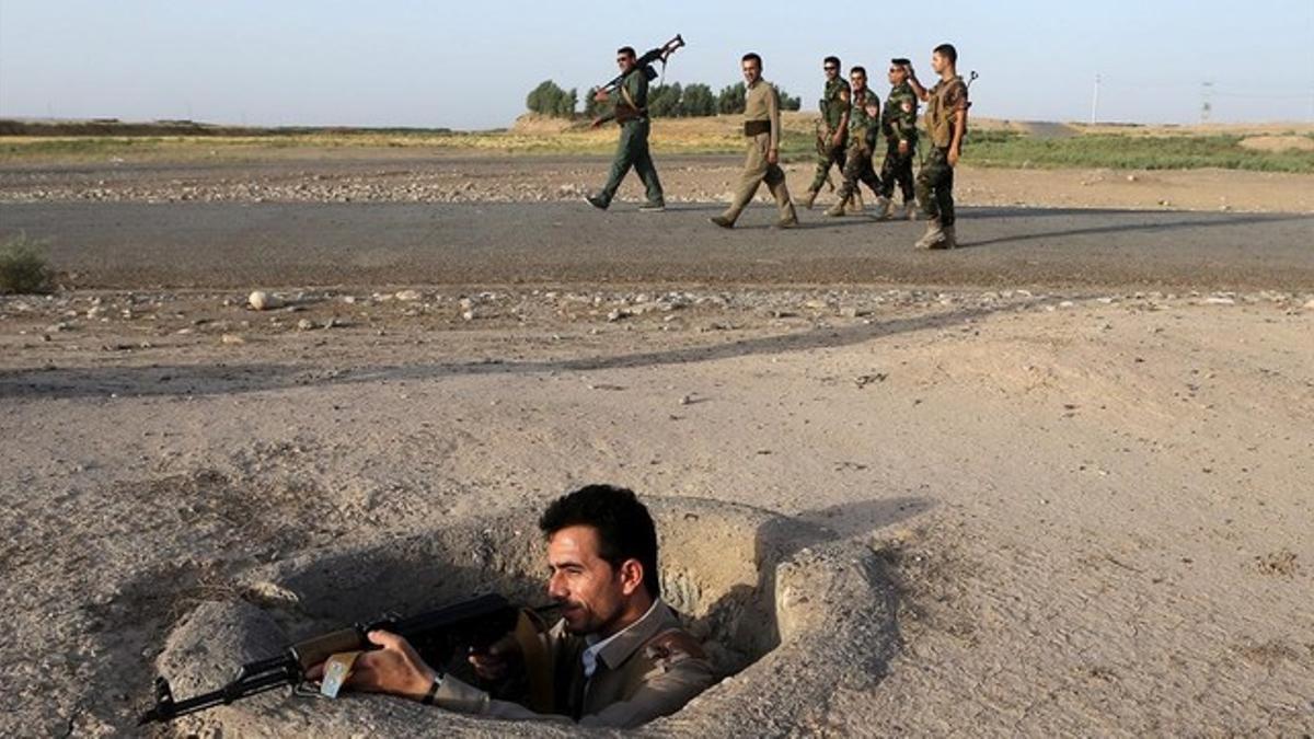 Un soldado peshmerga monta guardia tras combates librados en Gwer, a 40 kilómetros al sur de Erbil, en septiembre del 2014.