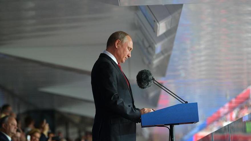 Vladimir Putin, muy feliz en el palco