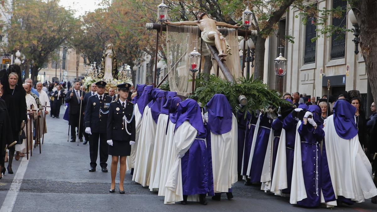 El Cristo del Hallazgo en procesión por las calles de Alicante