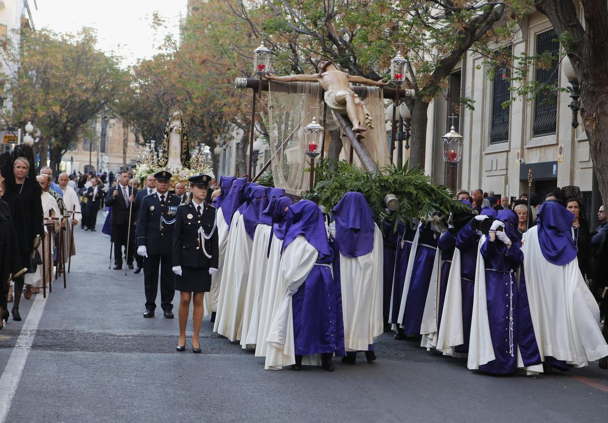 El Cristo del Hallazgo en procesión por las calles de Alicante