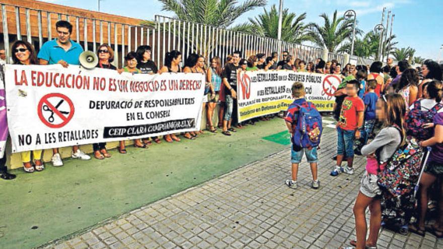 Padres del Clara Campoamor con pancartas reivindicativas.