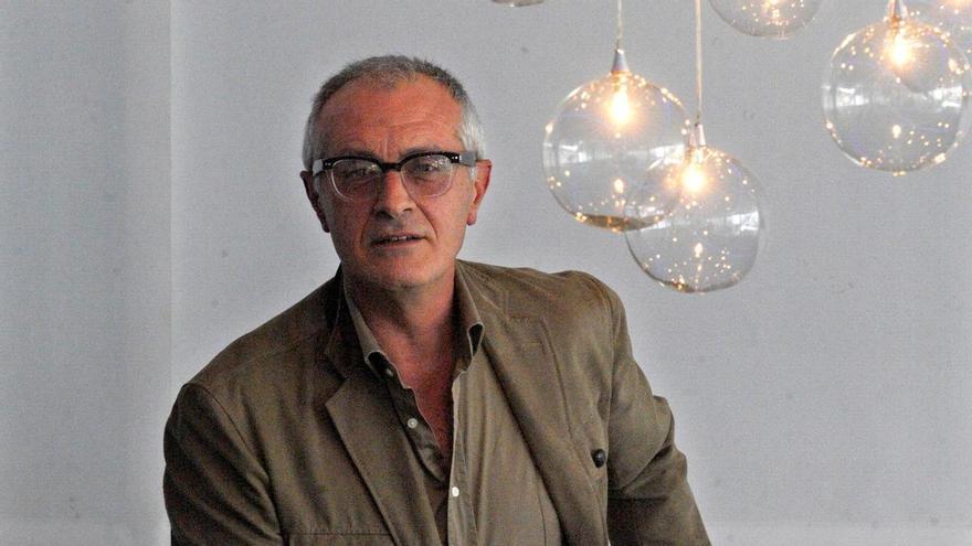 Adiós al artista Luis Antonio Suárez, escenógrafo, impulsor de la modernidad del Oviedo de los años ochenta y  diseñador de los grandes desfiles de la ciudad