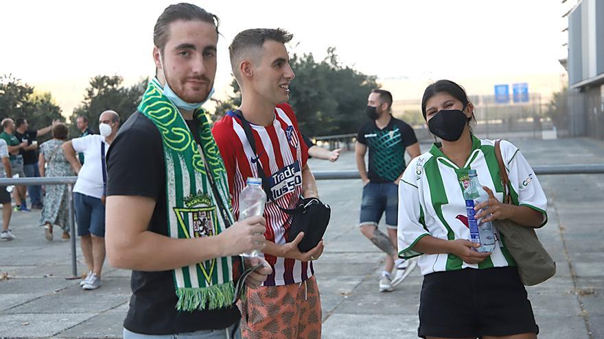 Aficionados asistentes al encuentro Córdoba CF-Cádiz B