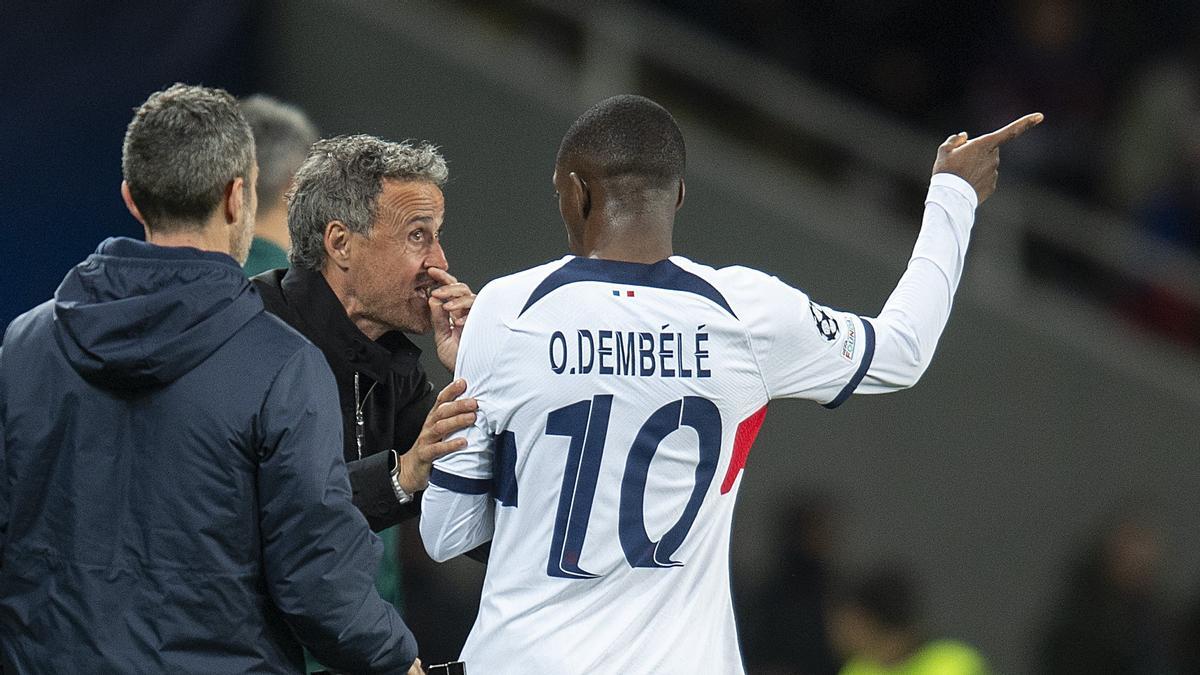 Luis Enrique da instrucciones a Dembélé en un Barça-PSG.
