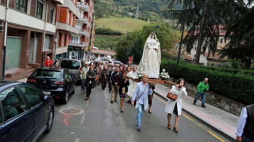 La procesión, por las calles de Pola de Lena.