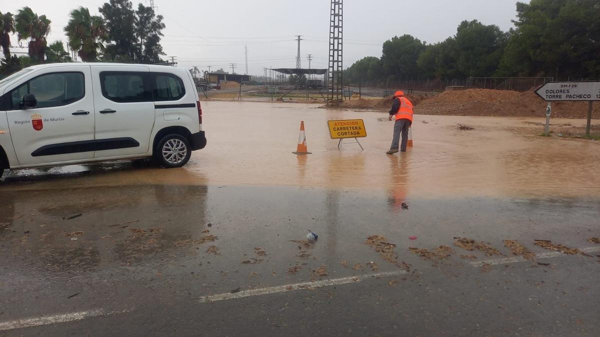 Una carretera inundada en Murcia.