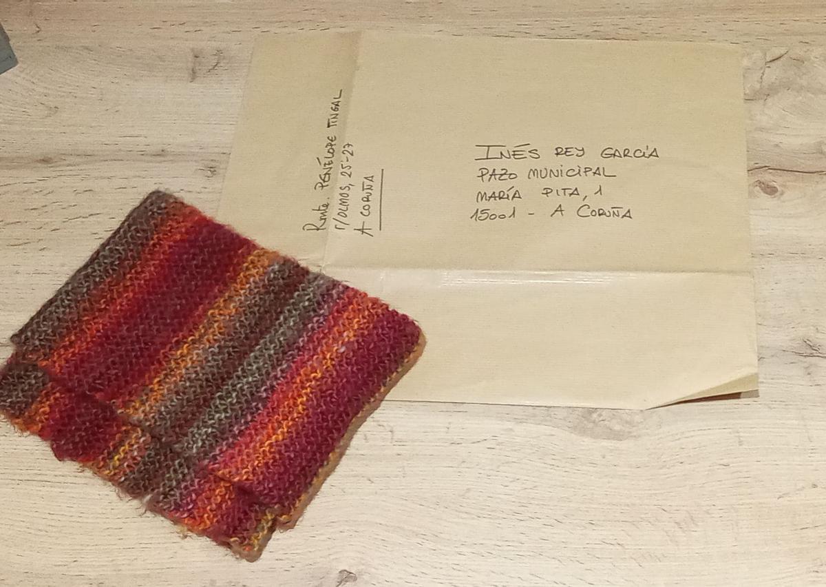 Bufanda enviada á alcaldesa Inés Rey