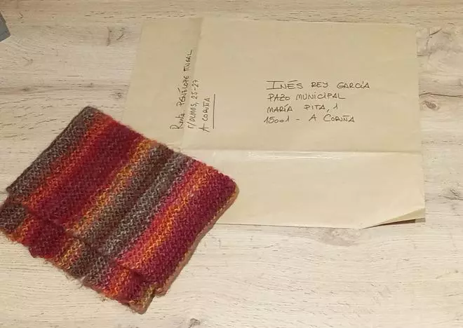 Envían á alcaldesa Inés Rey e ao conselleiro López Campos as bufandas tecidas agardando que salvasen os murais de Lugrís