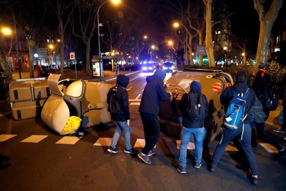 Protestes i tensió a l'exterior del Parlament de Catalunya